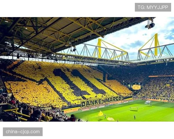 诺坎普南看台巨型马赛克致敬克鲁伊夫诞辰纪念日